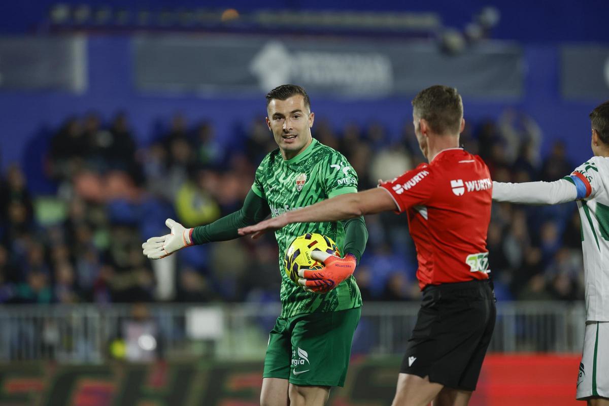 Iñaki Peña reclama una acción arbitral durante el Getafe-Elche, en el Coliseum.