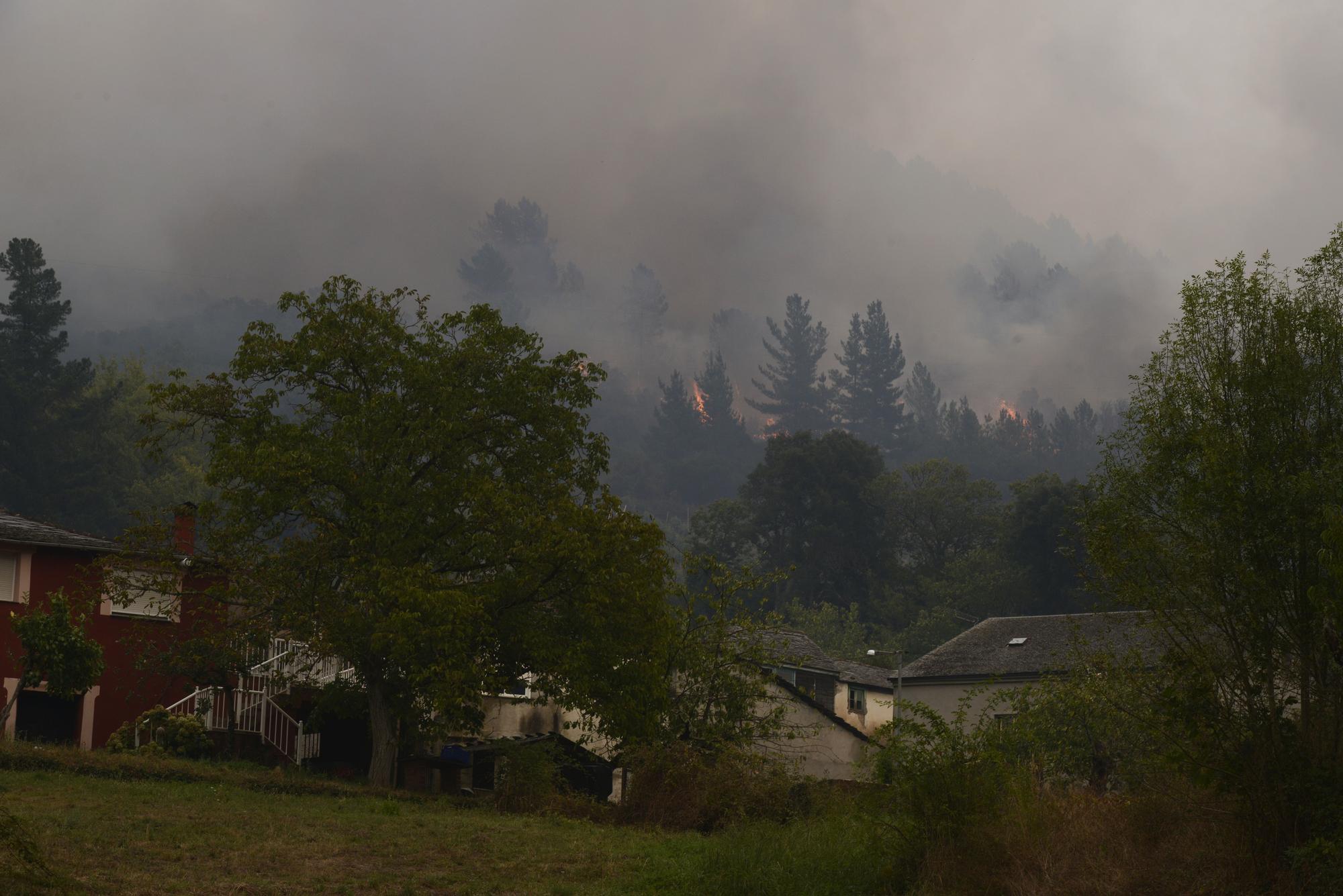 Fuego en Ribas de Sil, en la Ribeira Sacra, Galicia.