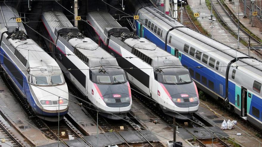 Varios trenes de la SNCF en París.