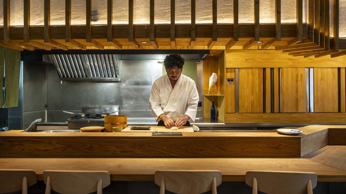 Daisuke Fukamura, tras la barra de su restaurante.