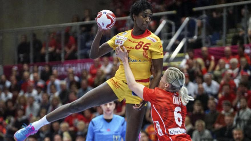 Alexandrina Barbosa se eleva sobre una jugadora noruega.