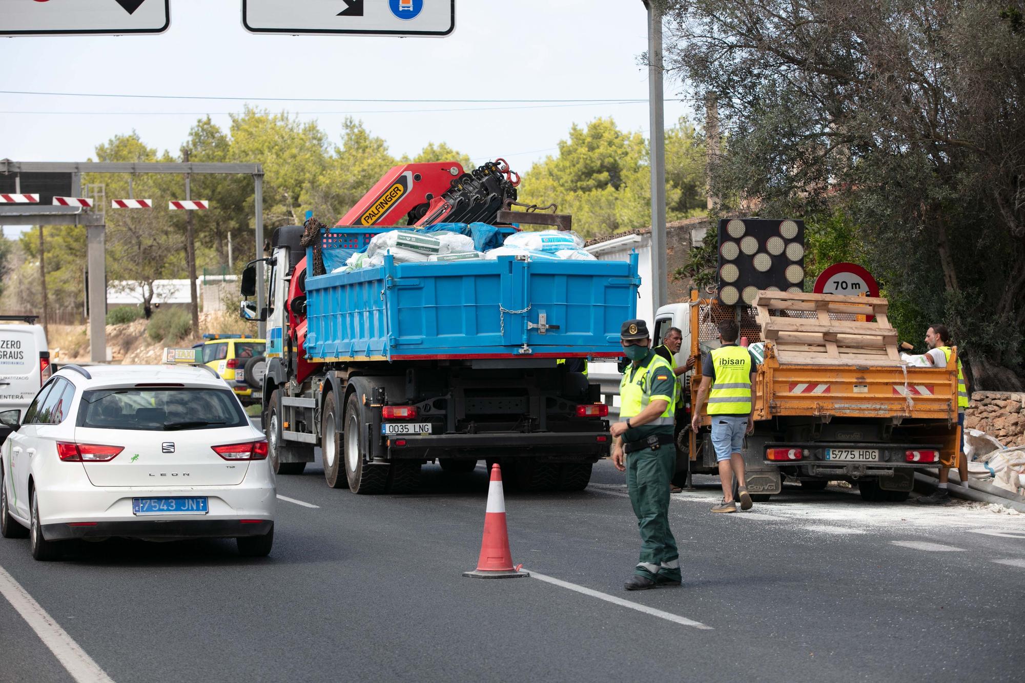 Un camión pierde su carga y provoca el corte de la carretera que une Ibiza y Sant Antoni