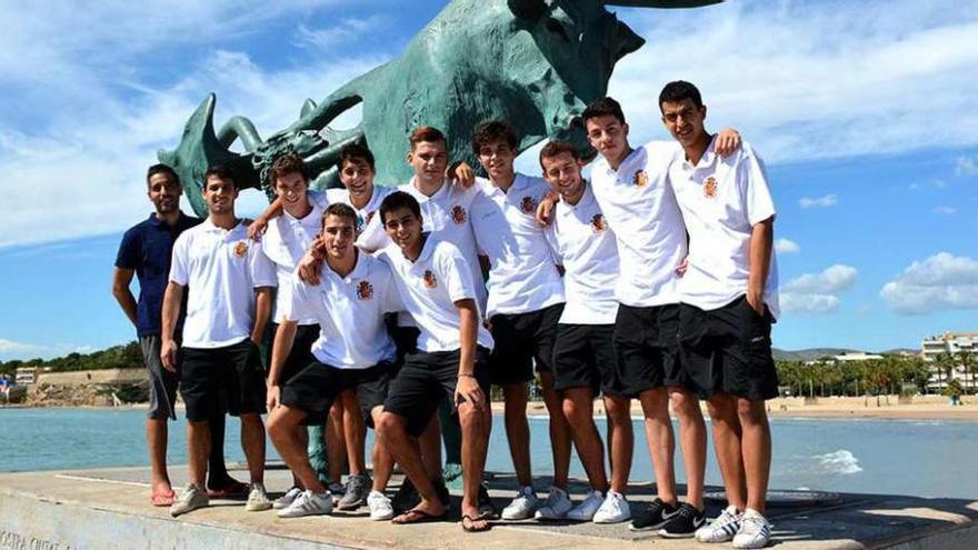 La selección española sub 20 posa en Vilanova i la Geltrú. Alabart, cuarto por la derecha, con César a la izquierda.