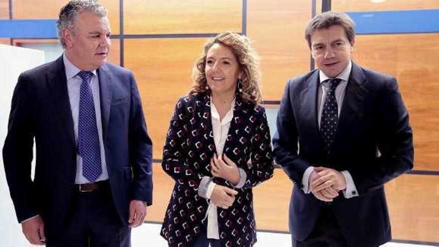 Teresa Mallada, entre el presidente de la FADE, Belarmino Feito, a la izquierda, y José Luis Álvarez Almeida.