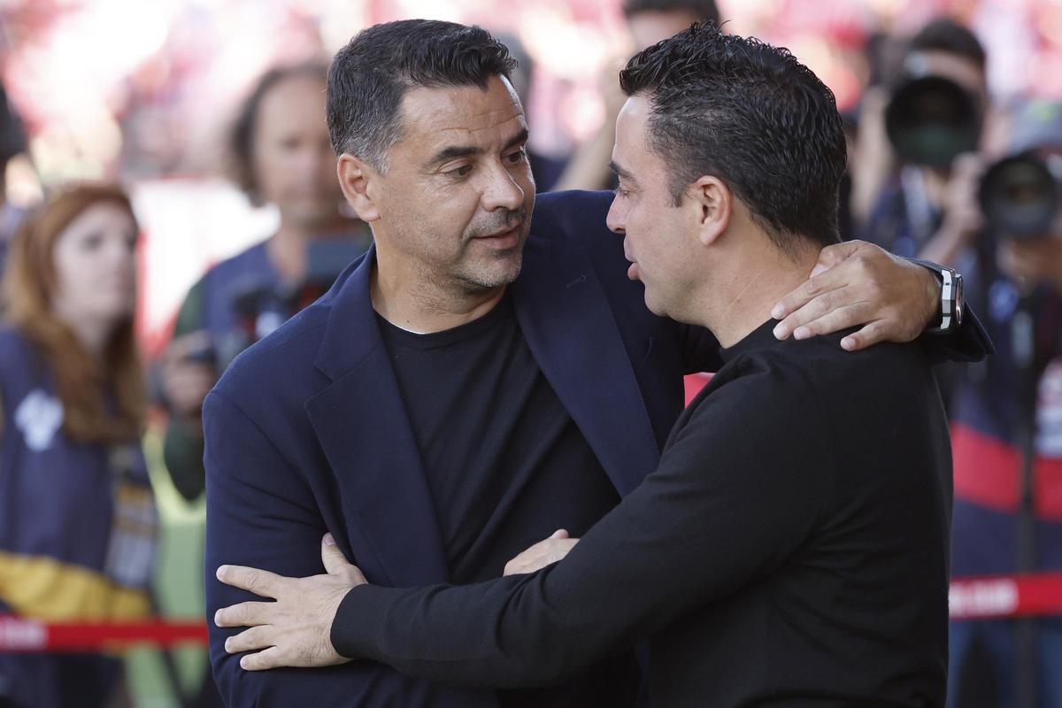 Michel y Xavi se saludan antes del Girona-Barça.