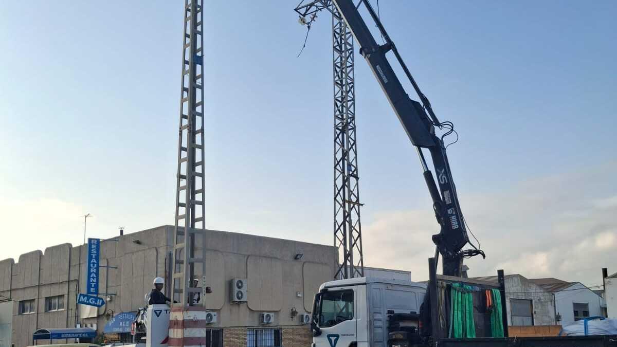 Trabajos de desmantelación de torres eléctricas en el polígono Carrascal Oest de Beniparrell.