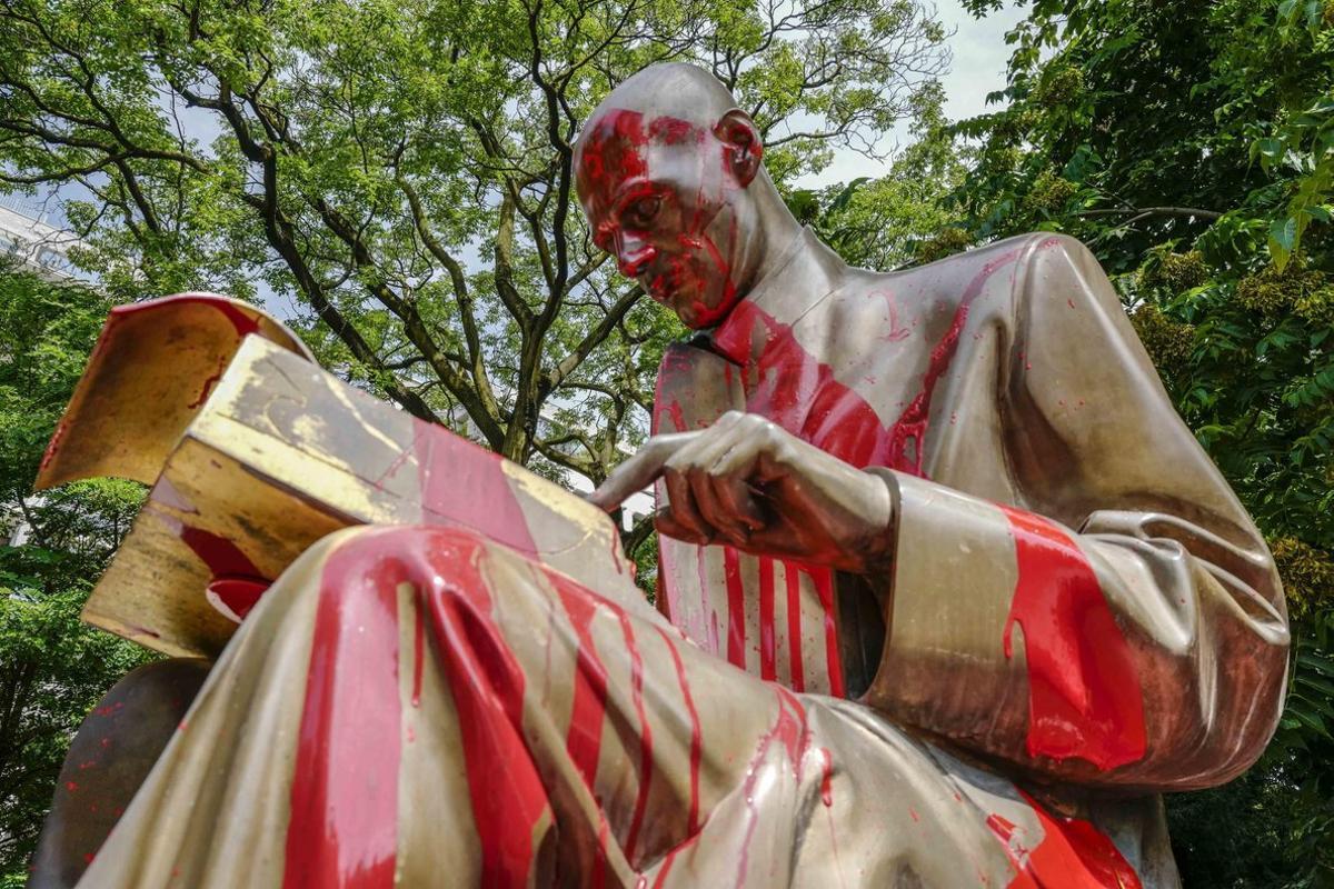 Milan (Italy), 14/06/2020.- A statue of famous Italian journalist Indro Montanelli, which stands in a garden of the same name, that was sprayed painted red and tagged with the words racist and rapist, in Milan, Italy, 14 June 2020. An anti-fascist group had called on Milan’s mayor to remove the statue because Montanelli bought and married a young Eritrean girl after volunteering for Fascist leader Benito Mussolini’s colonial invasion of Ethiopia in 1935. (Protestas, Etiopía, Italia) EFE/EPA/Andrea Fasani