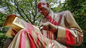 Milan (Italy), 14/06/2020.- A statue of famous Italian journalist Indro Montanelli, which stands in a garden of the same name, that was sprayed painted red and tagged with the words racist and rapist, in Milan, Italy, 14 June 2020. An anti-fascist group had called on Milan’s mayor to remove the statue because Montanelli bought and married a young Eritrean girl after volunteering for Fascist leader Benito Mussolini’s colonial invasion of Ethiopia in 1935. (Protestas, Etiopía, Italia) EFE/EPA/Andrea Fasani