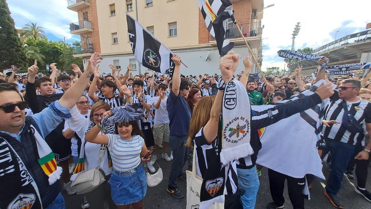 Aficionados del Castellón celebran el ascenso a Segunda de su equipo, este domingo.