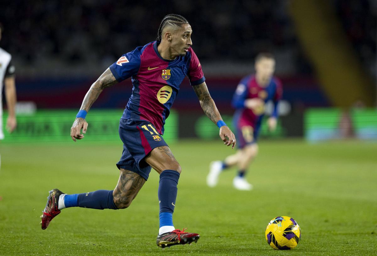 Raphinha, controlando el balón