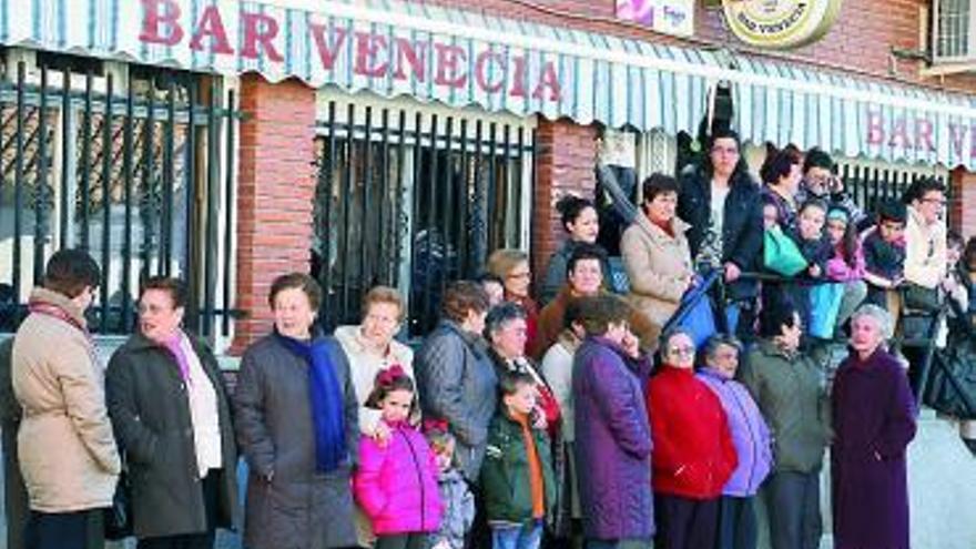 Vecinos de Villabuena asisten a la «fiesta de la vaca».