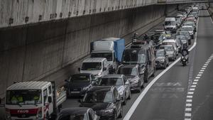 Cola de coches antes del semáforo que regula el acceso al túnel de Glòries para entrar en Barcelona.