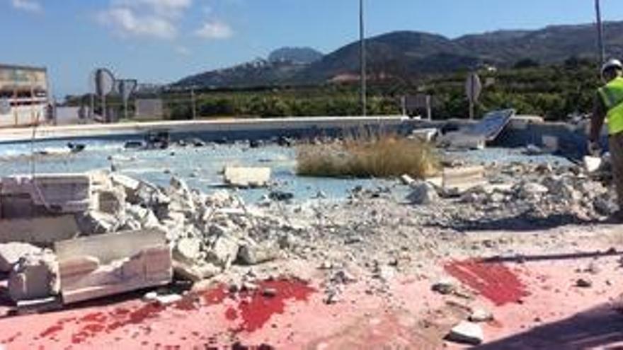 Un trabajador demuele la fuente ornamental