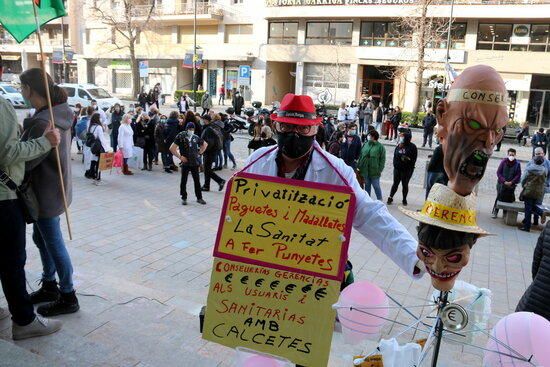 Concentració de sanitaris a Girona
