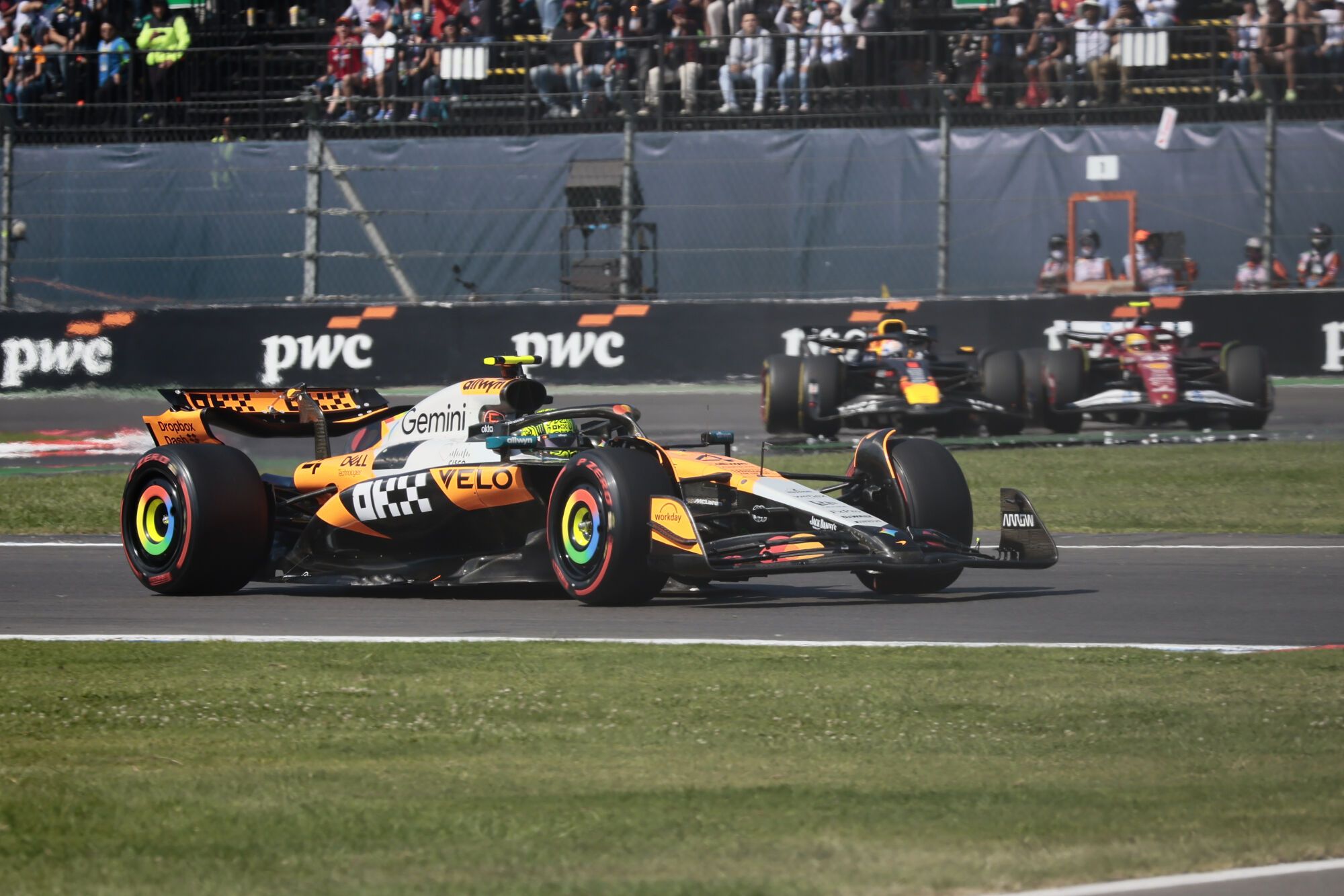 AMDEP7965. CIUDAD DE MÉXICO (MÉXICO), 26/10/2025.- El británico Lando Norris de McLaren, compite en el Gran Premio de México de la Fórmula Uno este domingo, en el Autódromo Hermanos Rodríguez en Ciudad de México (México). EFE/ José Méndez