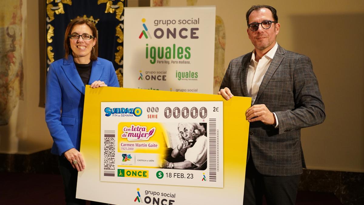 La directora general de Políticas Culturales, Inmaculada Martínez, y el delegado de la ONCE, Ismael Pérez, presentan el cupón de la ONCE dedicado a Carmen Martín Gaite.