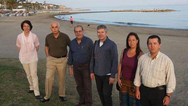 Miembros del consejo editor de la revista con el presidente de la ABJ, Antonio Clavero, esta semana en las playas del Palo.