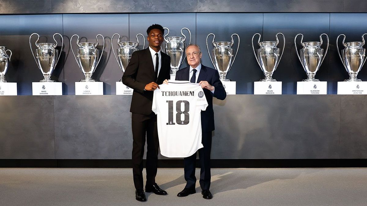 Tchouaméni y Florentino Pérez posaron con la camiseta que lucirá el francés