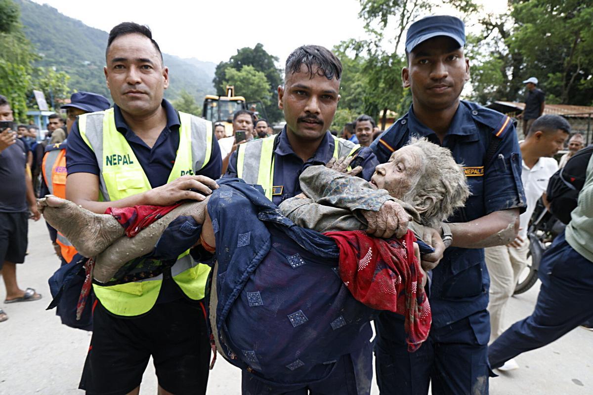 El presidente de Nepal, Ram Chandra Paudel, hizo este miércoles un llamamiento urgente a las fuerzas de seguridad, el Gobierno y la sociedad civil para volcar todos los medios disponibles en las labores de rescate, tras la riada que golpeó el norte del país. El presidente de Nepal, Ram Chandra Paudel, hizo este miércoles un llamamiento urgente a las fuerzas de seguridad, el Gobierno y la sociedad civil para volcar todos los medios disponibles en las labores de rescate, tras la riada que golpeó el norte del país.