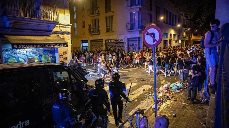 proliferen els botellons, cada cop més multitudinaris. 1 Els Mossos intentant dispersar els assistents a un recent macrobotellon a Barcelona. F  | MANU MITRU