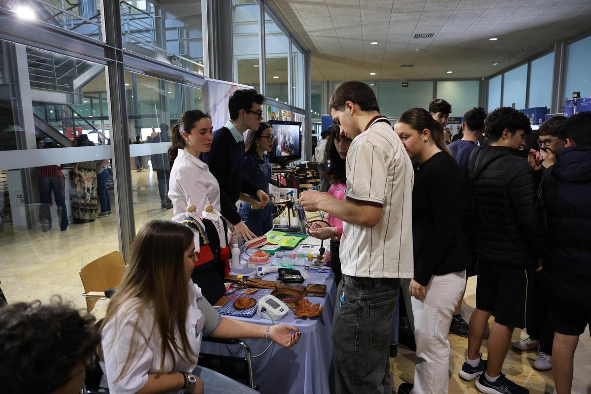 Asistentes a la primera jornada de la feria en el Verbum.