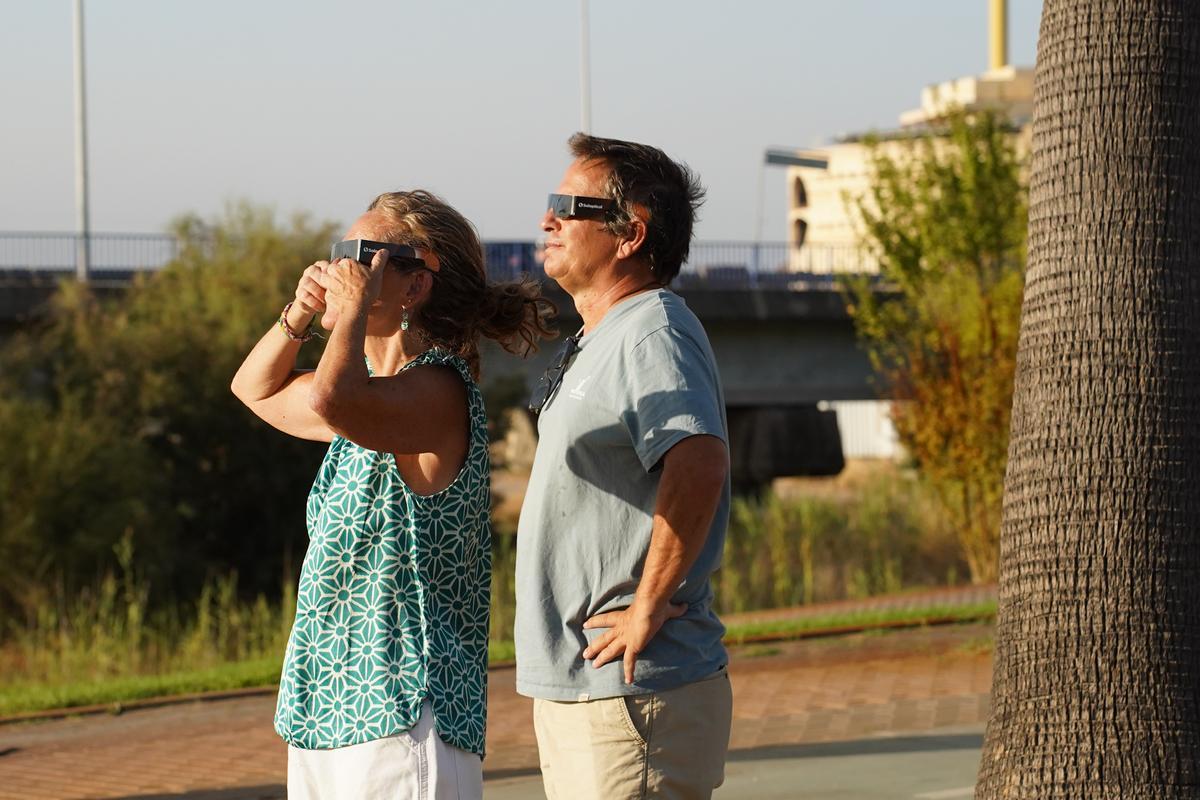 En imágenes: así han vivido los sevillanos el eclipse solar