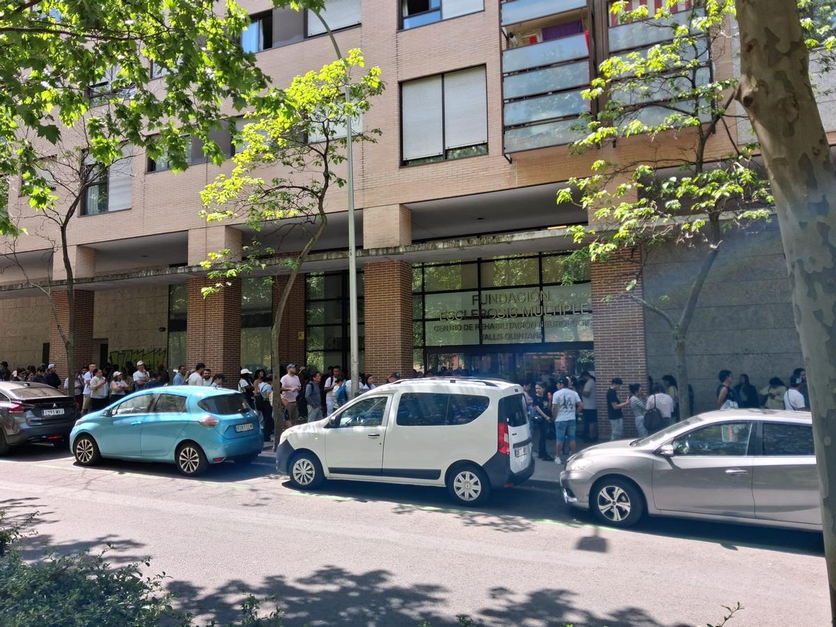 Cientos de migrantes esperan a ser atendido en las oficinas de CEAR, donde se facilita el certificado de vulnerabilidad.