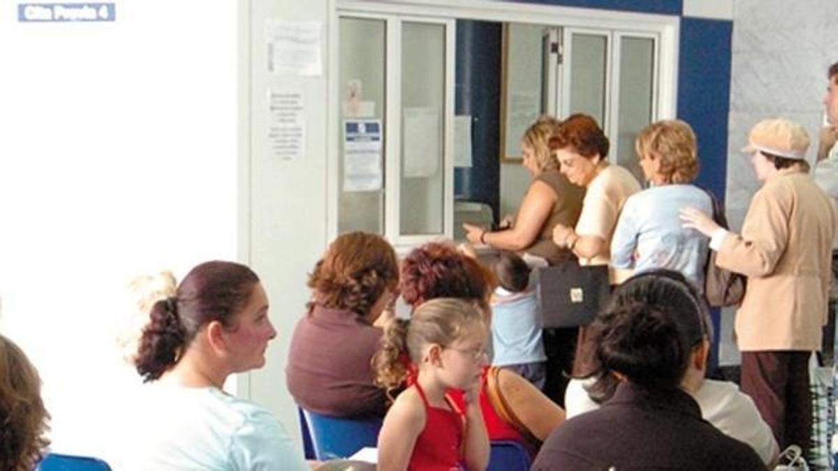 Usuarios en una sala de espera de un centro de salud de Canarias.