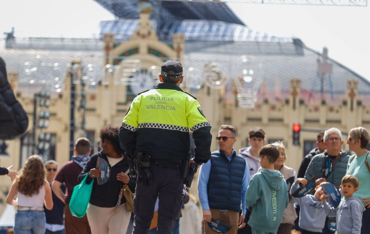 Valencia VLC Fallas 2026 gente saliendo de la mascletá para ir a la estación del Norte de Renfe para coger un tren
