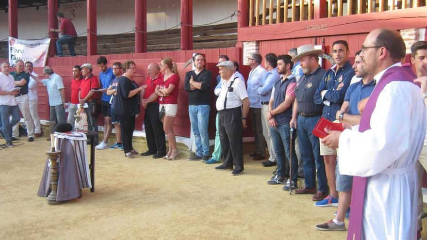 Homenaje al torero Víctor Barrio y al aficionado José Luis Benito