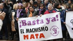 Imagen del pasado día 1 de febrero de la manifestación convocada frente al Ayuntamiento de Langreo en señal de repulsa y de condena por el asesinato de Karilena, una mujer de 40 años, presuntamente a manos de su pareja. EFE/Paco Paredes