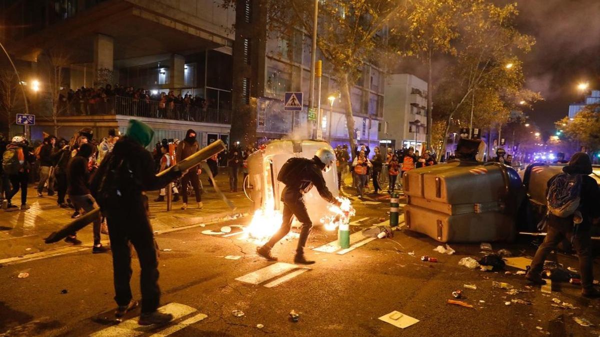 Manifestantes queman contenedores en los aledaños del Camp Nou, el 18 de diciembre del 2019