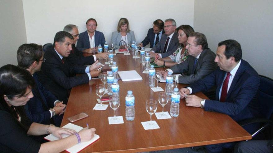 De Llera, segundo por la derecha, durante la reunión.