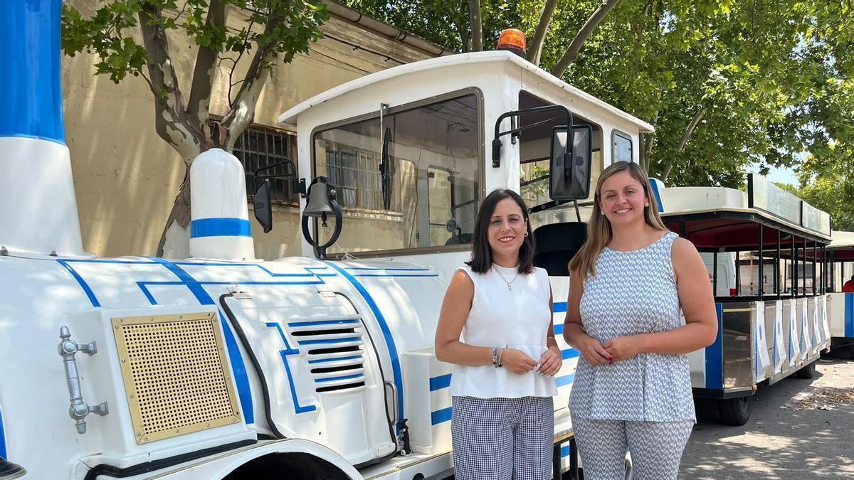 La tinenta alcalde del Grau, Ester Giner, i la regidora de Turisme, Arantxa Miralles amb el tren turístic.
