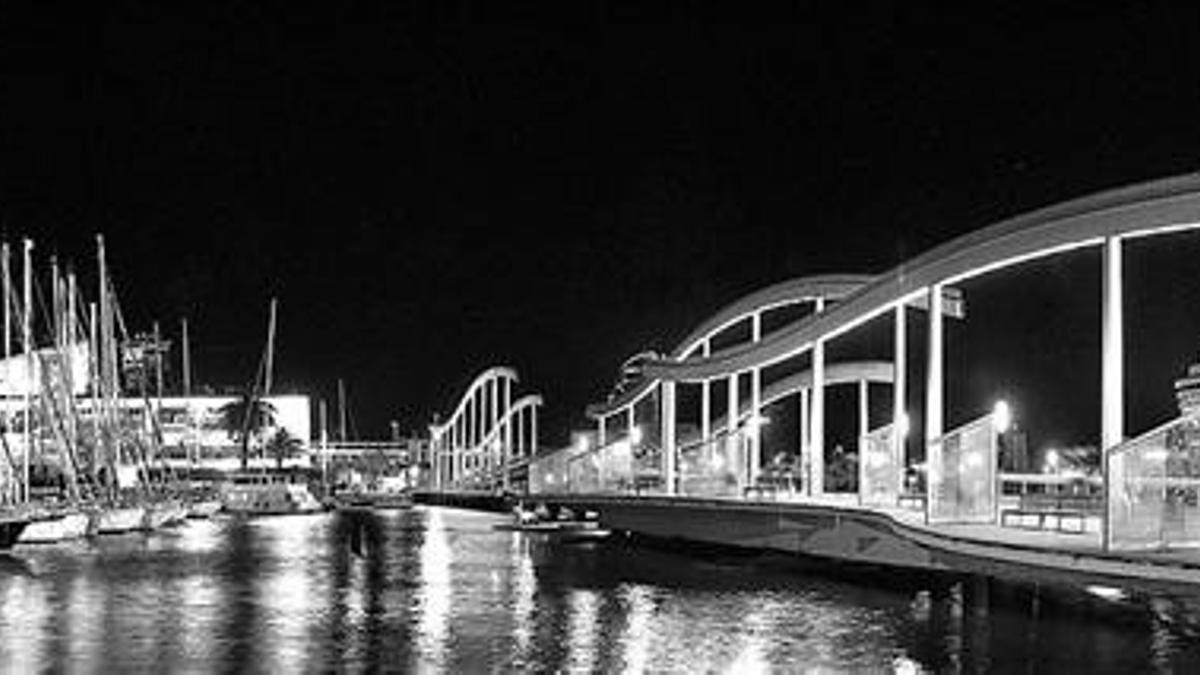 VISTAS PANORÁMICAS. Barcelona, desde el Turó de la Rovira, desde el puerto, mirando al Tibidabo, a los rascacielos de la Torre Mapfre y el Hotel Arts, la noche de la Mercè y el Port Vell en blanco y negro.