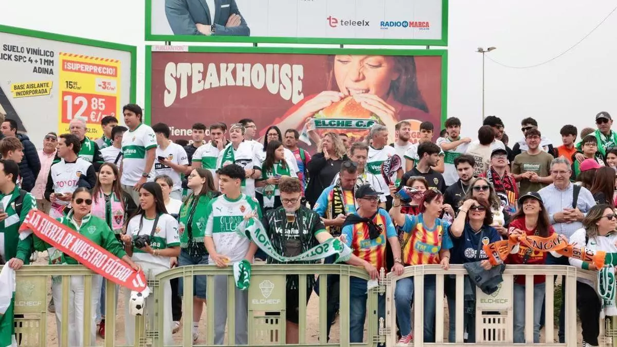 Así ha sido el recibimiento de la afición al Elche CF y Valencia CF