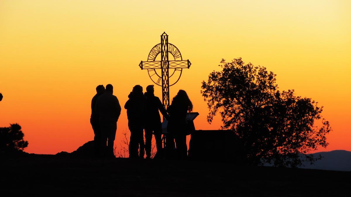 Atardecer en Tentudía junto a la cruz de forja frente al monasterio