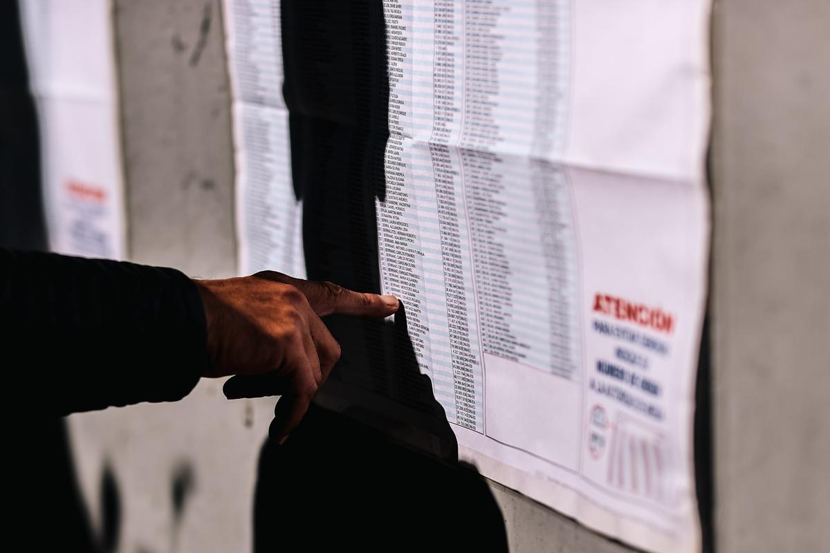 Abren los centros de votación para la segunda vuelta de las presidenciales en Argentina