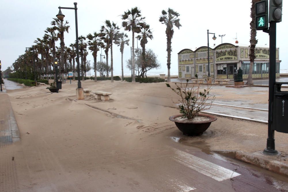 El temporal ''entierra'' en arena el paseo marítimo de València