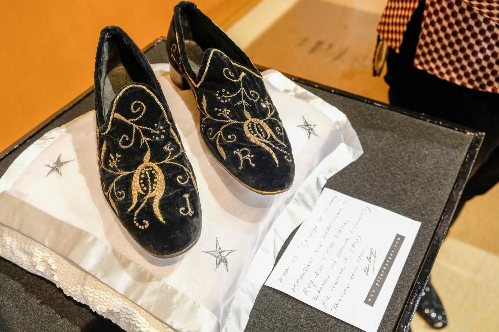 Donan al Museo del Calzado de Elda unos zapatos de José Bonaparte