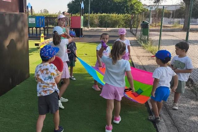 Niños de Balboa durante una de las actividades de la ludoteca en el parque.