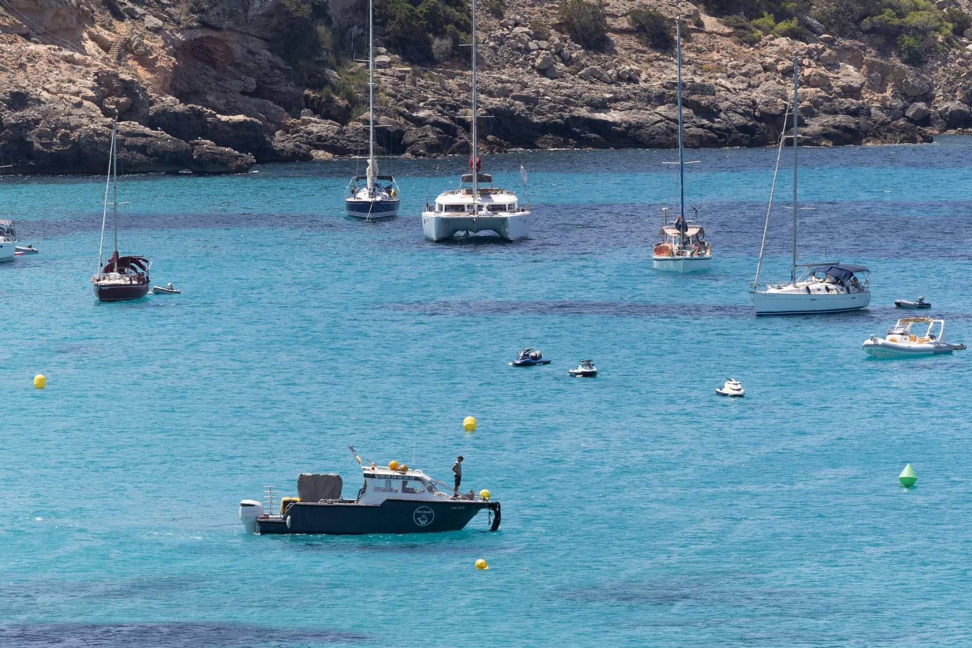 Aquí están todas las fotos de la instalación de bombas para evitar manchas de microalgas en Cala Tarida