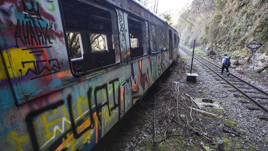 Un vagón abandonado en la línea de Oviedo a Fuso de la Reina. | Miki López