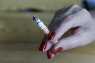 La playa de l'Alfàs libre de humos: prohibido fumar y vapear en la zona de baño