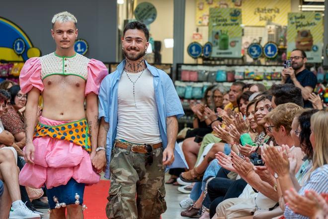 La cantera de diseñadores de Vigo 'cosen' su futuro sobre la pasarela