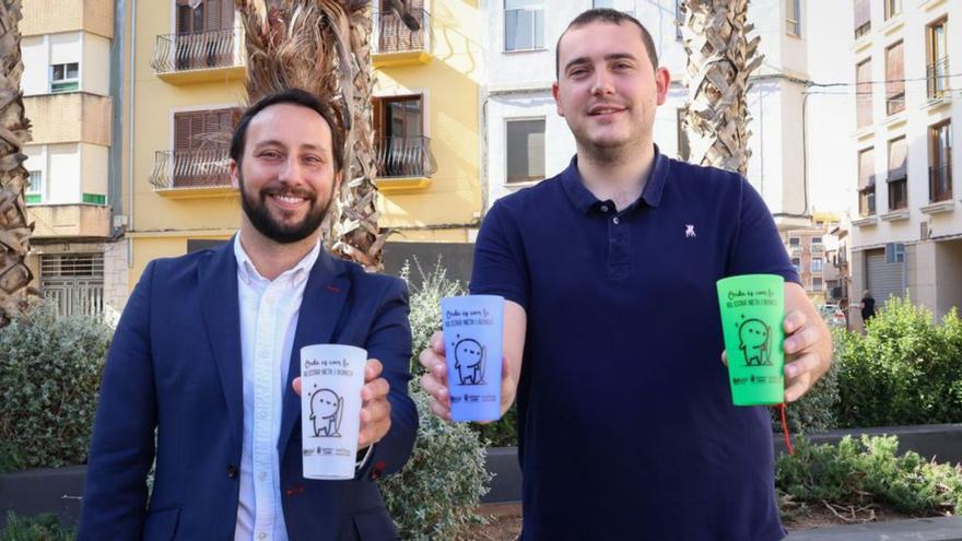 El presidente de Reciplasa, Sergio Toledo; y el concejal de Fiestas y Tradiciones, Sergio Puig, con los vasos reutilizables para la Fira. | MEDITERRÁNEO