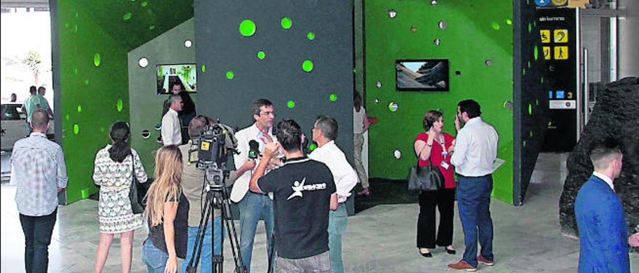 La oficina de información turística del Cabildo, en una imagen, ayer, en el hall de llegadas del aeropuerto.