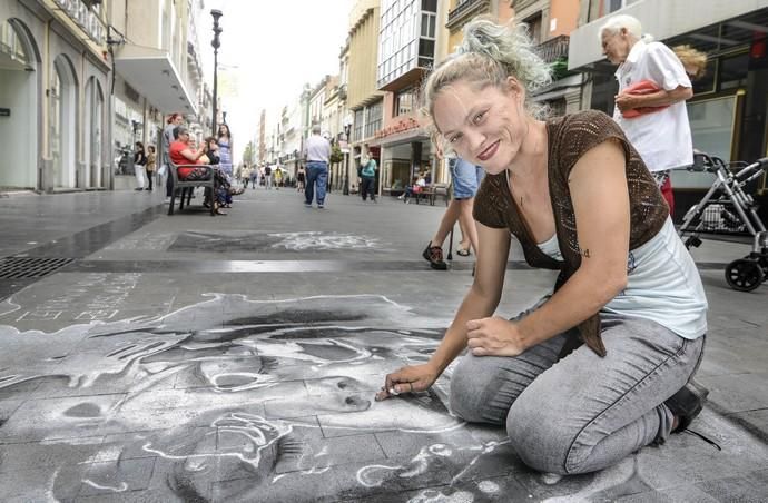 La artista Bianca Milacic dibuja en la calle de Triana - La Provincia
