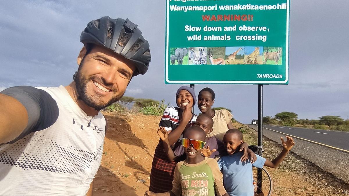 Juanma con gente local en su paso por África