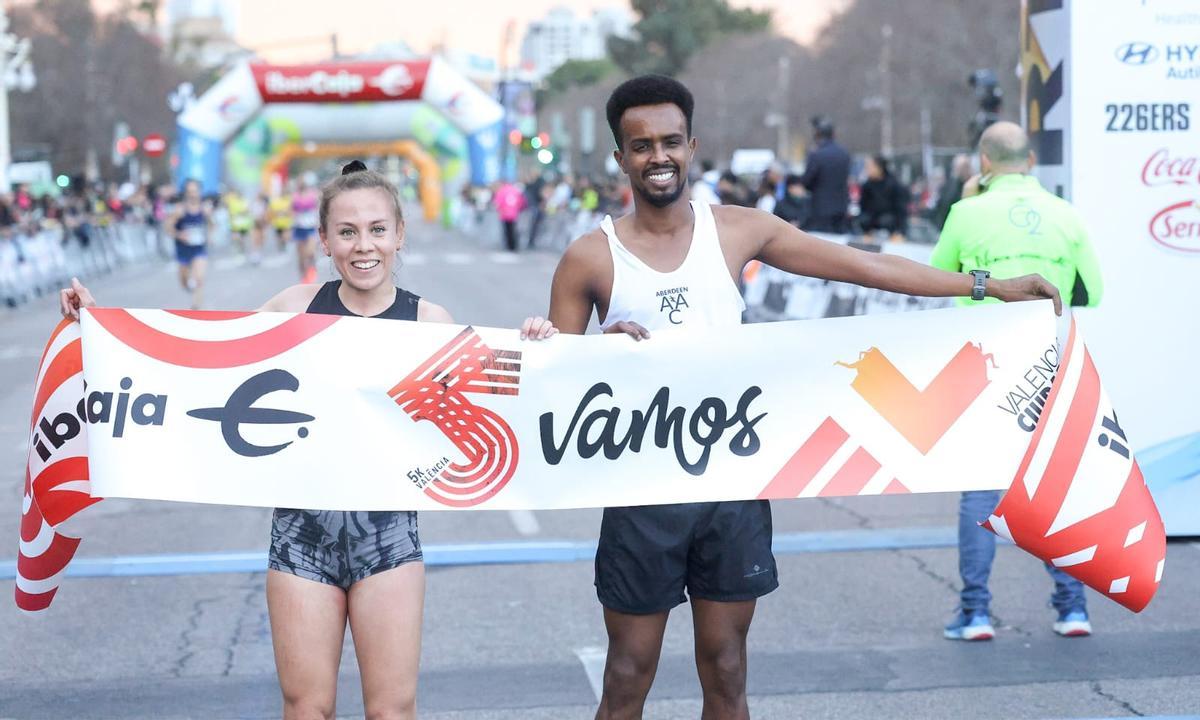 Los ganadores del 5K posan juntos en la línea de meta en Valencia